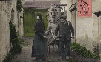 两人与手推车 —— 狭窄街道 —— C. Maleuil 摄影，Prais 出版，编号 33