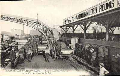 Chargement des voitures sur le Port au Quai de la Loire — Société des Charbonniers Réunis