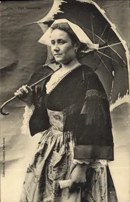 Una Vannetaise — Retrato de una mujer en traje tradicional — Colección H. Laurent, Port-Louis