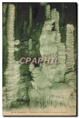 Aven Armand — Stalagmites Encorbelées au bord du Gonfibre