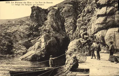 La Pointe du Raz — Le Port de Béstrée — Le retrait des barques des pêcheurs — Collection Villard - Quimper