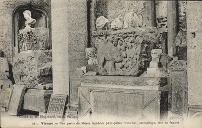 Wiedeń — Część Muzeum lapidariów (antyki rzymskie, sarkofag, głowa ducha) — Cliché C. D. Blanchard, wyd., Wiedeń, n° 921