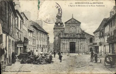 Bilhete postal antigo Moncontour de Bretagne A Igreja de São Mathurin e a Praça Penthieve