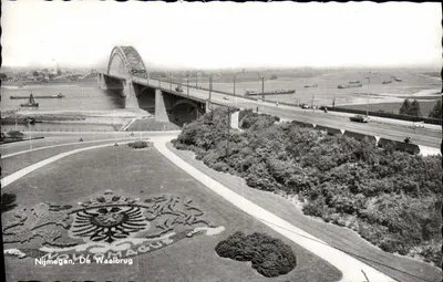 Nijmegen, De Waalbrug — vista com motivo floral e arco metálico — Echte Foto N2240