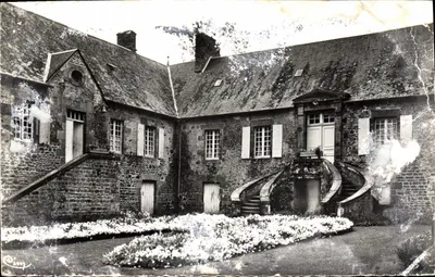 Binnenhof van een historisch gebouw — Saint-Mars-sur-la-Futaie — uitgever R. Cimy