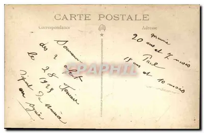 Dois jovens homens — um em traje civil, outro em uniforme militar — posando diante de um banco, estúdio — Carta postal — Verso