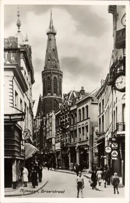 Nijmegen, Broerstraat — vista da torre da Igreja de São Pedro com placas de comércio — editor não identificado