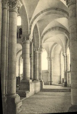 Fontgombault — A Igreja Abbatial — O Déambulatório — Edição da Abadia de Fontgombault