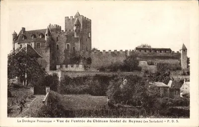 Beynac — Vista da entrada do Castelo Feudal de Beynac (em Sarladais) — P. D. S.