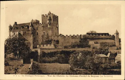 Beynac — Vista da Entrada do Castelo Feudal (em Sarladais) — P.D.S. La Dordogne Pittoresque