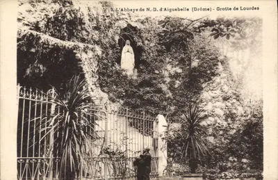 A Abadia de N.-D. d'Aiguebelle (Drôme) — Gruta de Lourdes — estátua da Virgem em uma gruta