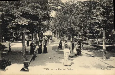 Vichy — La Rue du Casino — ND. Phot.