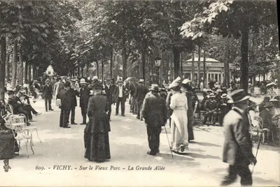Vichy - Sur le Vieux Parc - La Grande Allée — éditeur inconnu, n° 609