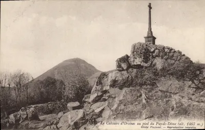 O Calvaire de Orcines aos pés do Puy-de-Dôme (alt. 1467 m.) — Cliché Plazanet
