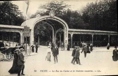 Vichy — A Rue du Casino e as Galerias Cobertas — LL.
