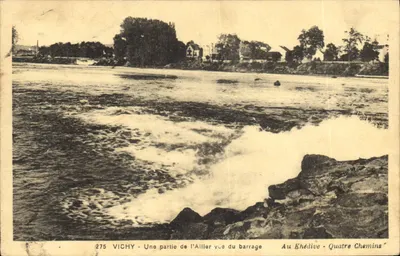 Vichy — Uma parte do rio Allier vista do dique — Au Khédive - Quatro Chemins