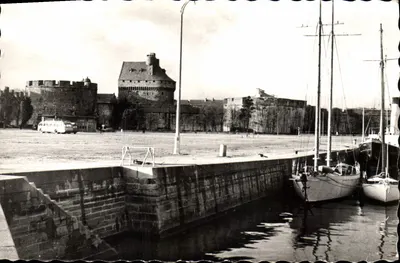 Saint-Malo (Ille-et-Vilaine) — Widok na wieżę i basen jachtowy — Wydawnictwo Globe