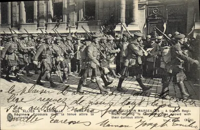 Nossos Aliados em Marselha — Desfile de um Regimento Escocês cuja vestimenta atrai a curiosidade — Vise, Paris (E.D.)
