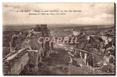 Les BAUX - Caminho de volta conduzindo à Torre chamada Sarrasine dominando a Vale dos Baux (século XI)