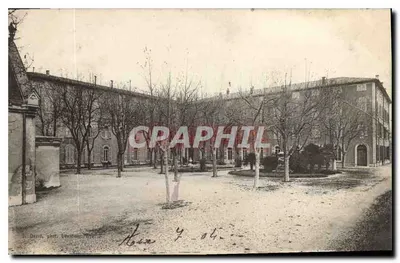 Cour interna de um edifício — Vierrevet — fot. Davrid, fot. Devatine, Péret
