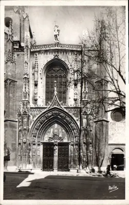 Aix-en-Provence — Catedral de São Salvador: fachada gótica do século XV — Rella