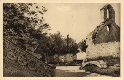 Les Baux (B.-du-R.) — Praça da Igreja e Capela dos Penitentes (século XVI) — Yvon, n° I 8