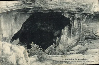 Fonte de Vaucluse — Vista externa do Gouffre durante as Águas Baixas — Edição artística J. Frun e Cie, Capitaines