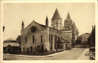 St-Junien (Hte-Vienne) — A Igreja Paroquial — Edição VILLIETREIX