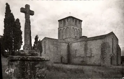 Igreja do Vieux-Pouzauges e o Calvário — Gaby
