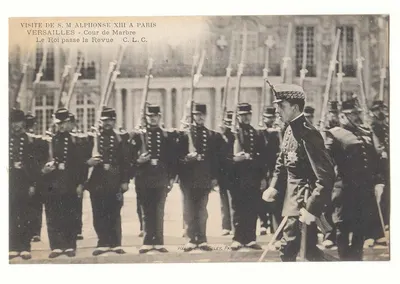 Visite de S.M. Alphonse XIII à Paris — Versailles - Cour de Marbre — Le Roi passe la Revue — Hélie & Cie, Paris