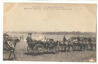 Visite de S.M. Alphonse XIII à Paris — Revue de Vincennes — Le Roi de sa voiture salue la foule — C. L. C.