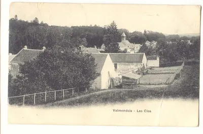 Valmondois - Les Clos — vista panorâmica do vilarejo com igreja e telhados de tijolos