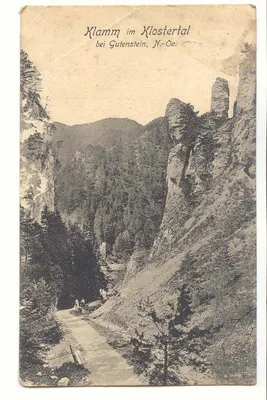 Klamm im Klosteratal bei Gutenstein, N.-Oe. — vue de gorge rocheuse avec sentier et pins