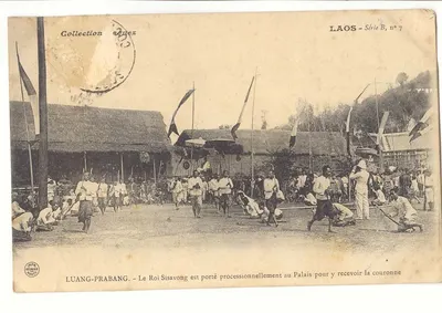 Luang-Prabang — O Rei Sisavong é levado em procissão ao Palácio para receber a coroa — Editor APPE, Paris, série B n°7